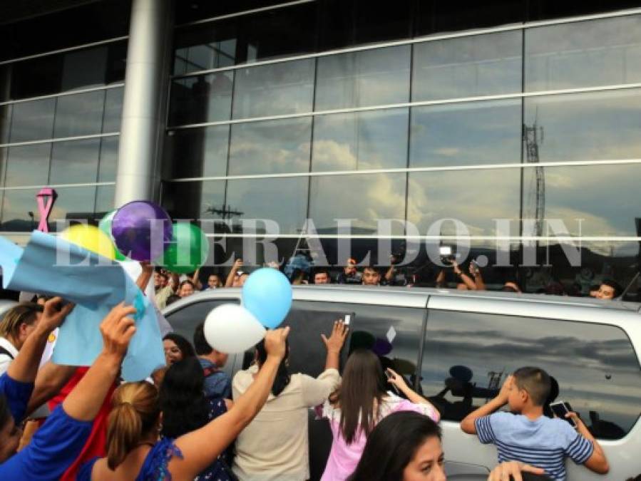Fotos: Así fue la caótica bienvenida que recibió Katheryn Banegas en el aeropuerto Toncontín
