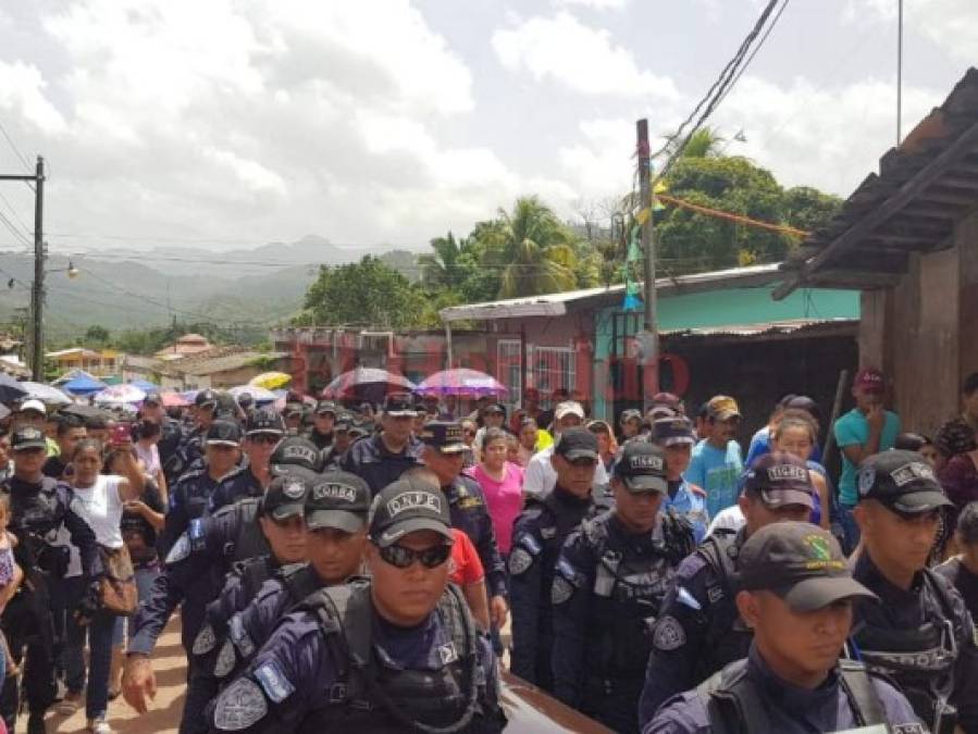 Así fue el entierro de Milton Flores Rivera, el policía que murió durante un enfrentamiento en Cuyamel, Olancho