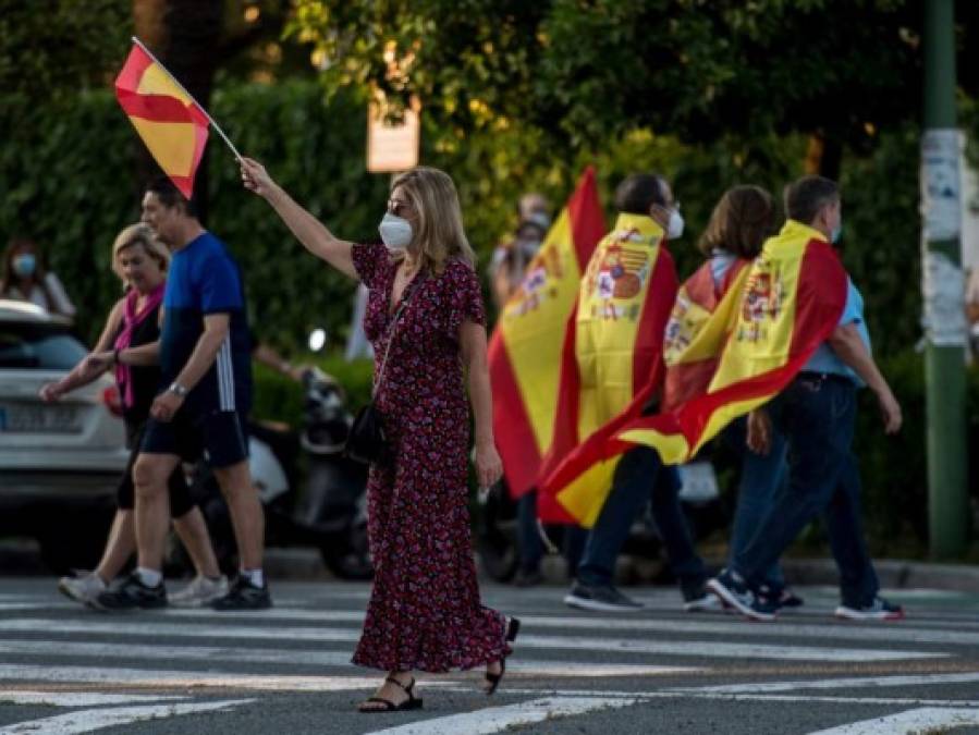 Españoles apoyan confinamiento mientras suceden protestas antigobierno