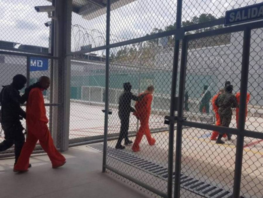 Con overol naranja y cabizbajos llegaron reos a la cárcel de 'El Pozo II'