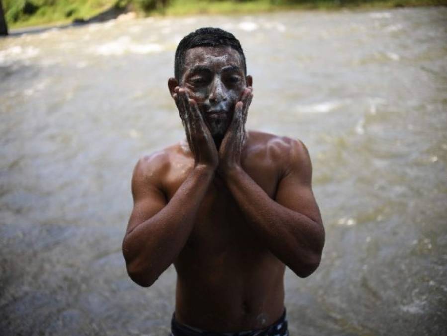 FOTOS: Así se bañan los hondureños que viajan en la caravana migrante en México