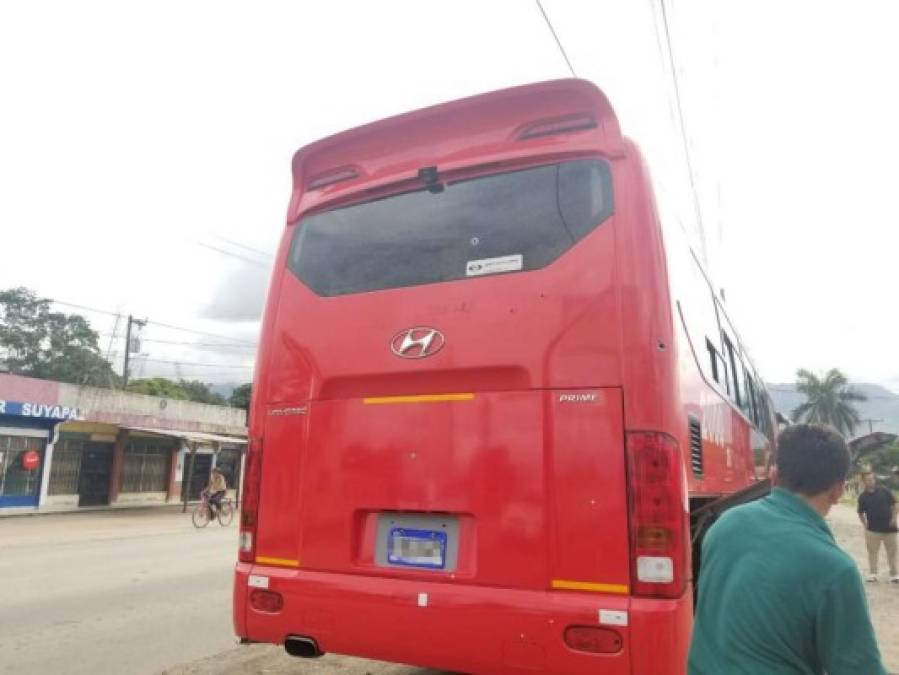 Fotos: Así quedó de tiroteado el bus interurbano atacado por delincuentes en Colón