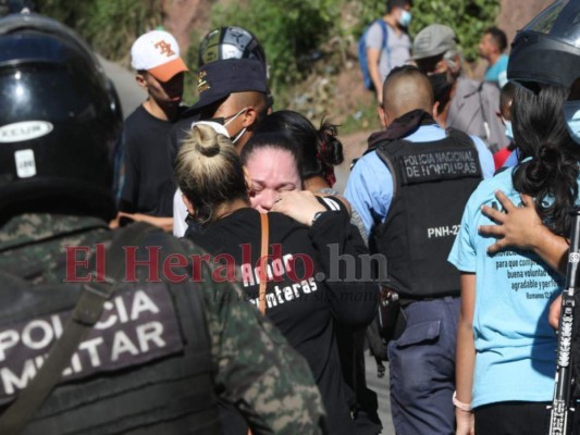 FOTOS: Luto y llanto en escena de masacre en la Villa Nueva