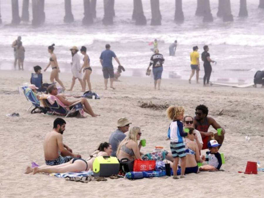 Por altas temperaturas, californianos salen a las playas pese a Covid-19