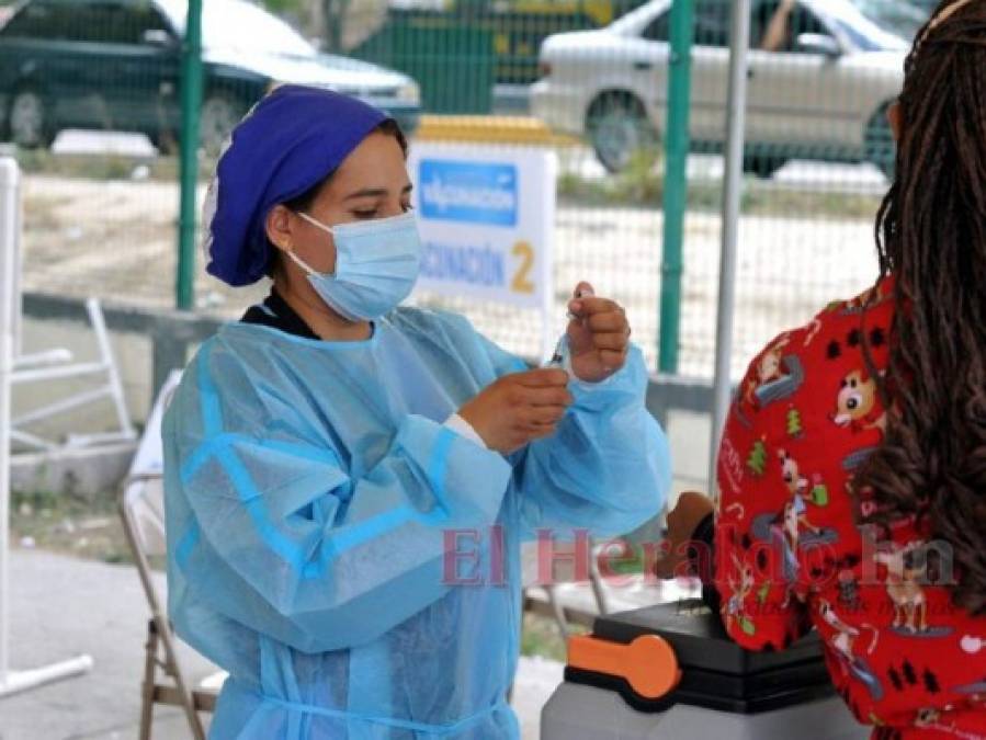 Capitalinos retoman las jornadas de vacunación ante amenaza de ómicron (FOTOS)