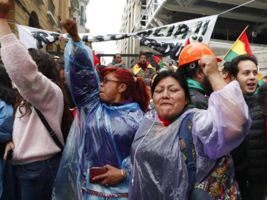 FOTOS: Con aplausos y banderas opositores celebran renuncia de Evo Morales