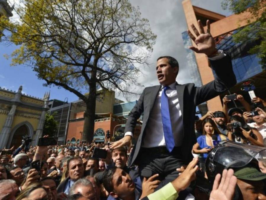 La caótica llegada de Juan Guaidó al Parlamento para su juramentación