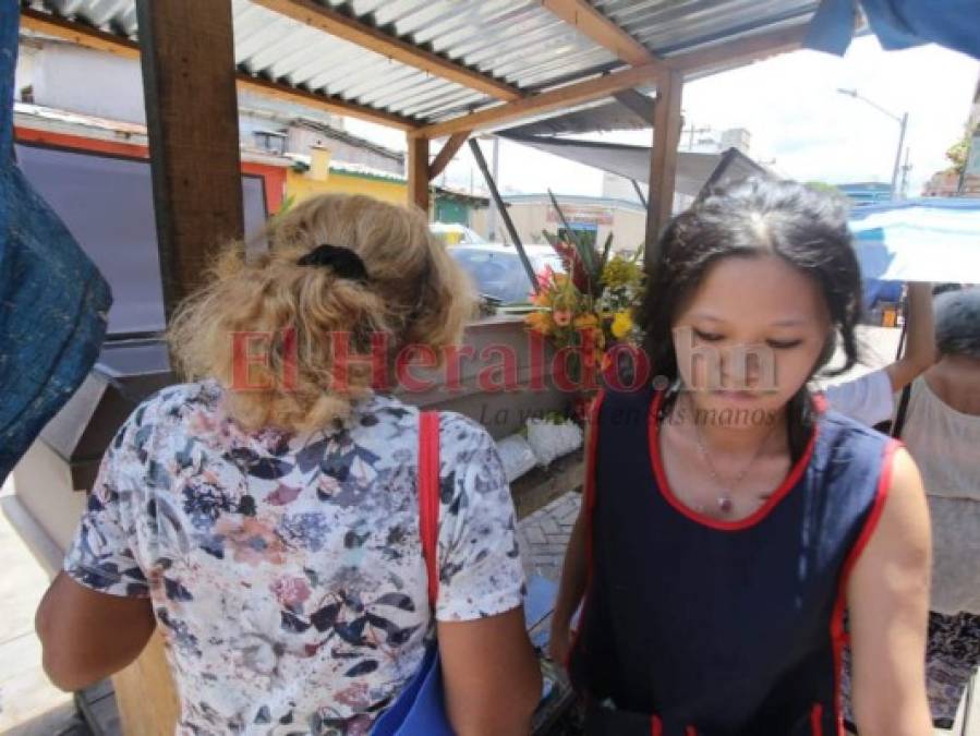 FOTOS: Desgarradora escena de madre velando a su hijo en plena calle de la capital