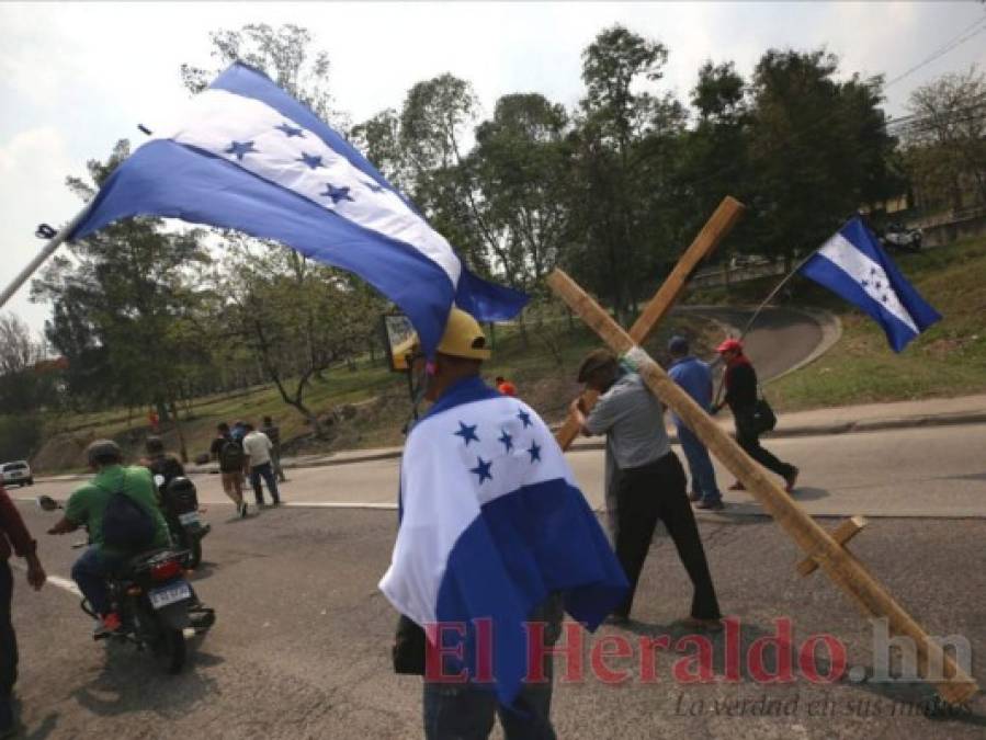 Fotos: Con gritos y quema de llantas ante Inprema, maestros piden derogación de decretos