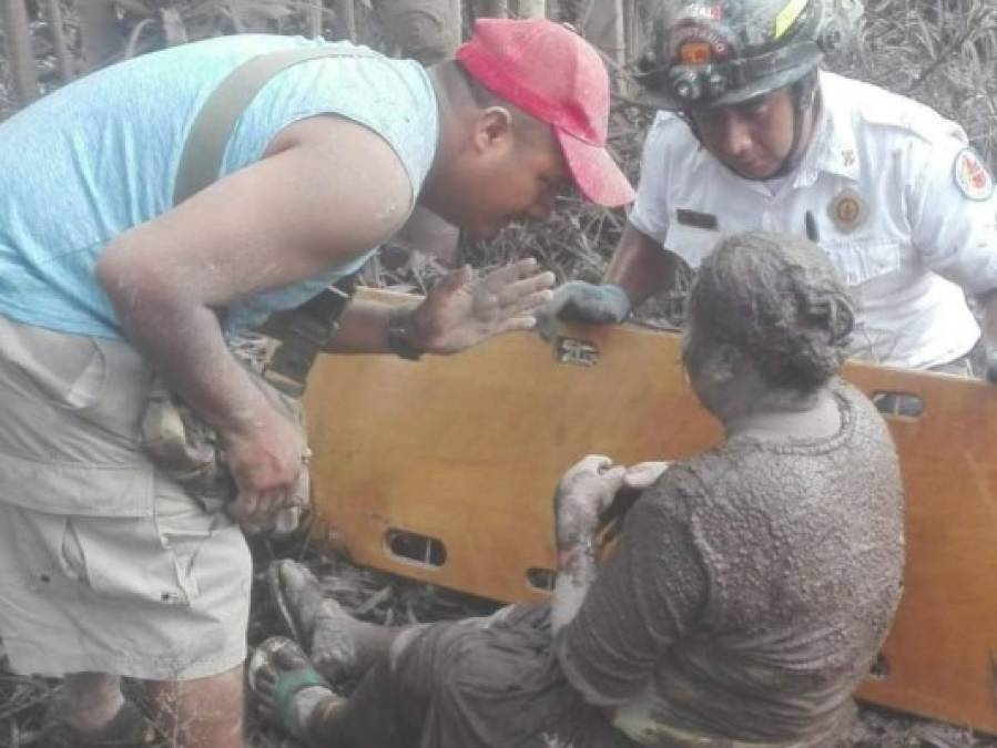 Así fue el rescate de los cadáveres por la erupción del volcán en Guatemala