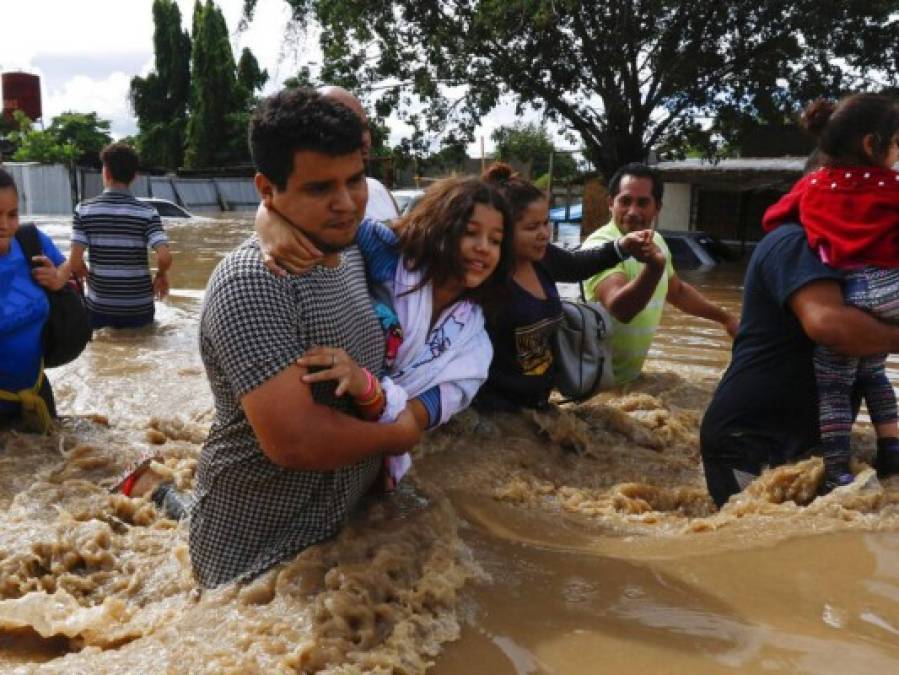 Imágenes de rescates: Hondureños lloran y sufren la tragedia causada por Eta