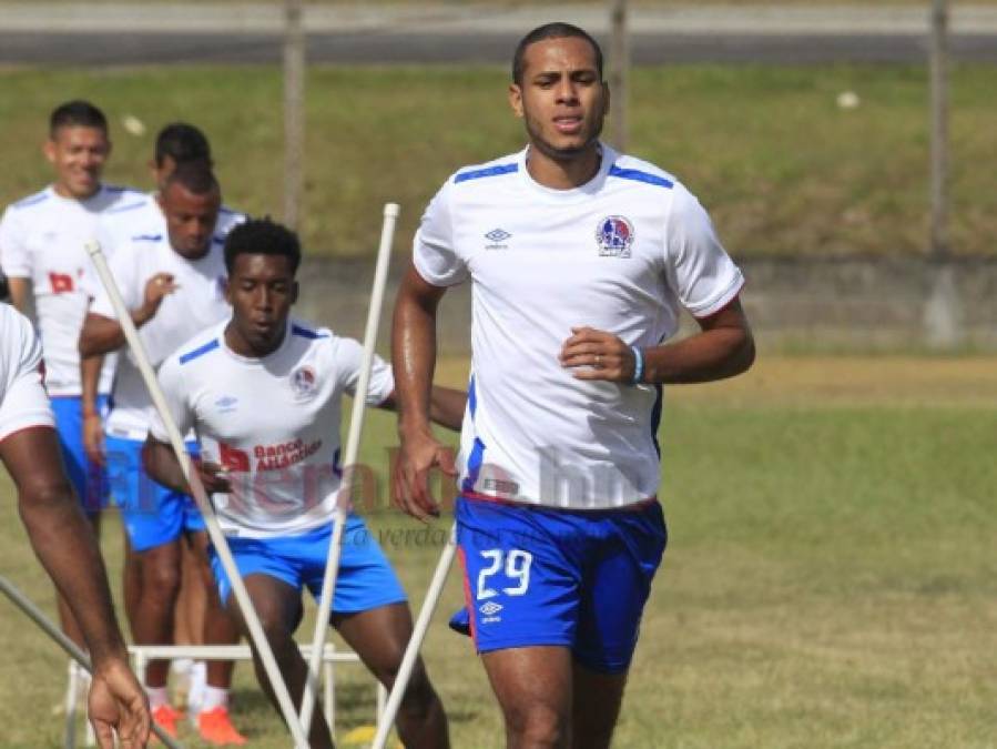 FOTOS: Vestido de blanco y muy sonriente, así llegó Eddie Hernández al entrenamiento de Olimpia