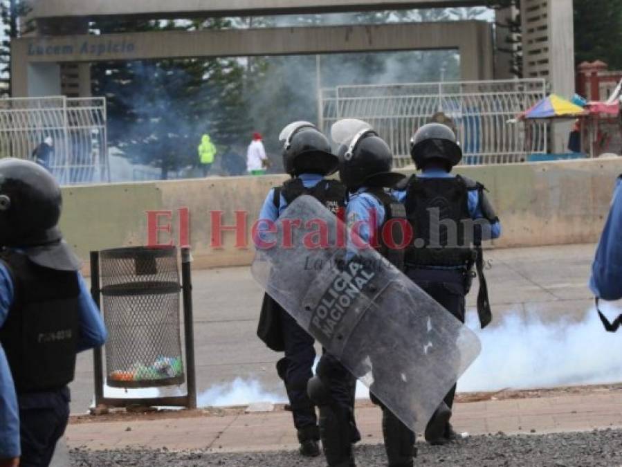 Gas lacrimógeno y 'chimbas', los protagonistas de las protestas frente a la UNAH