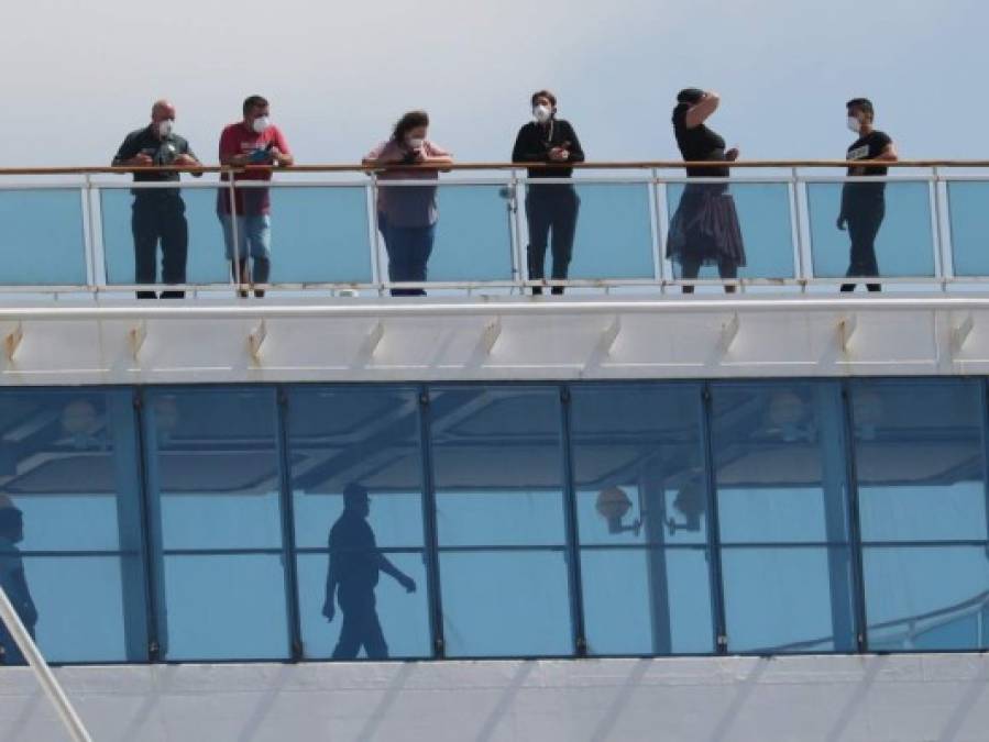 FOTOS: Así atracó en Miami crucero con muertos y enfermos de Covid-19
