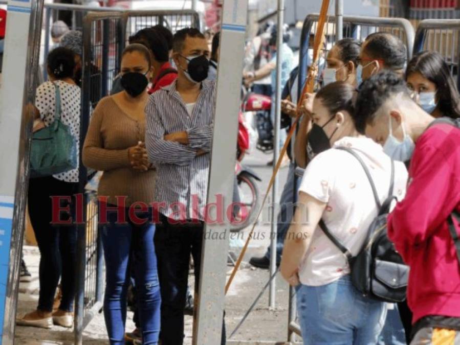 Triajes saturados de pacientes, mientras hospital móvil sigue sin iniciar operaciones (Fotos)