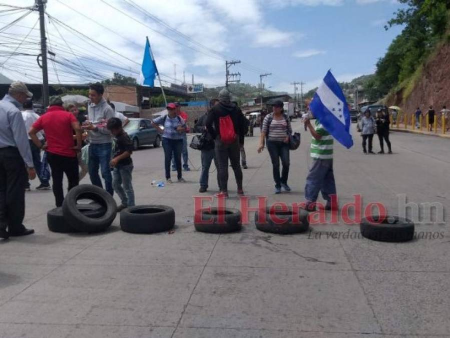 Piedras, llantas, ramas y bombas lacrimógenas: así fueron los bloqueos de calles en la capital de Honduras