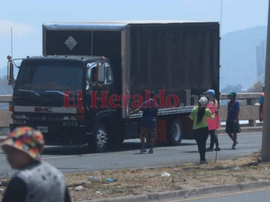 Con latas y rótulos de 'tengo hambre' pobladores piden ayuda en bulevar FFAA