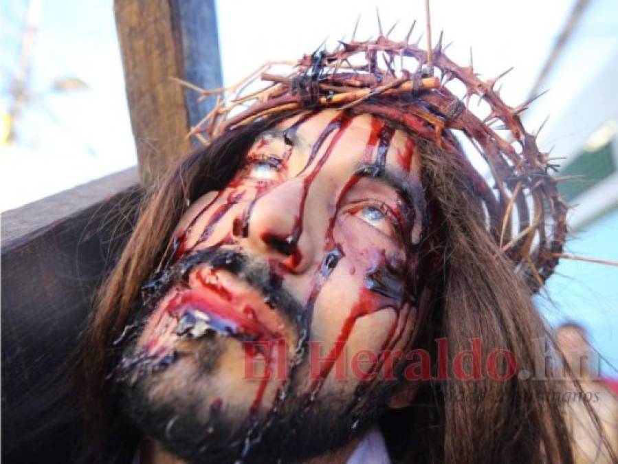 Impresionante vía crucis en Viernes Santo retrata la pasión de Jesucristo