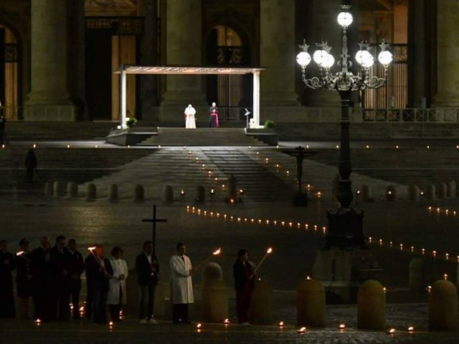 En una plaza vacía y con cinco reos, Papa celebra viacrucis del Viernes Santo