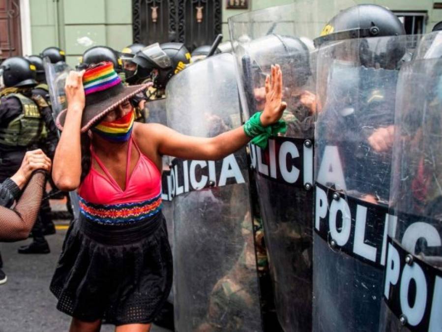 Jornada de intensas protestas en Perú un día después de la destitución de Vizcarra (FOTOS)