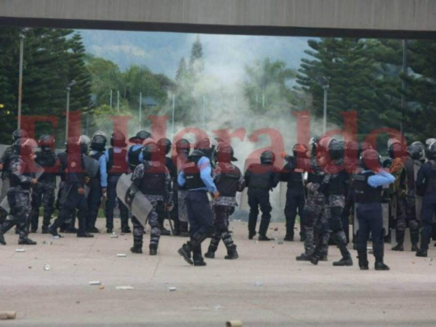 FOTOS: Nueva batalla campal entre universitarios y policías en la UNAH