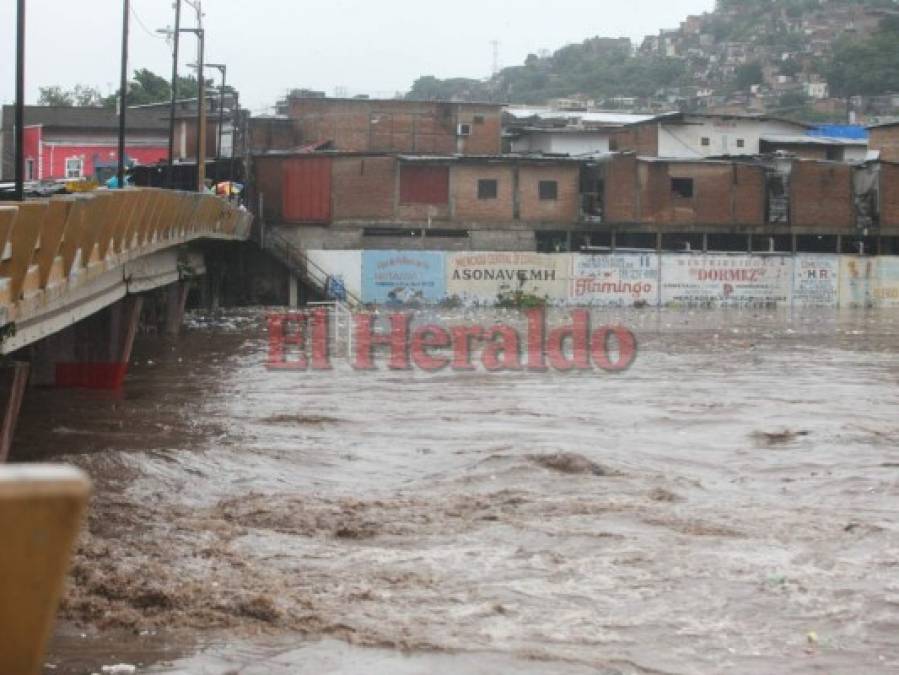 Impactantes imágenes de la crecida del río Choluteca en la capital de Honduras