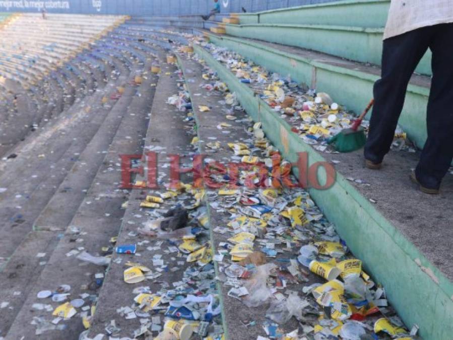 FOTOS: Lleno de basura amaneció el Estadio Nacional de Tegucigalpa tras la final Motagua vs Herediano por la Liga Concacaf