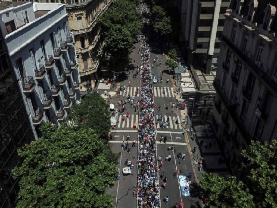 Impactantes imágenes del multitudinario adiós a Diego Maradona   