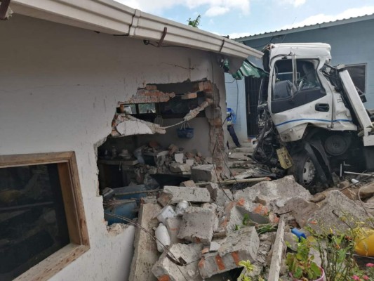 FOTOS: Así quedó el lugar donde impactó el camión en El Tizatillo
