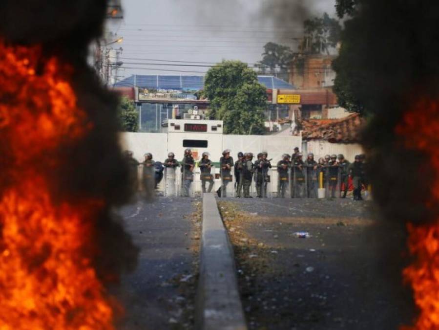 Militares venezolanos dispersan con gases lacrimógenos a manifestantes en puente fronterizo con Colombia