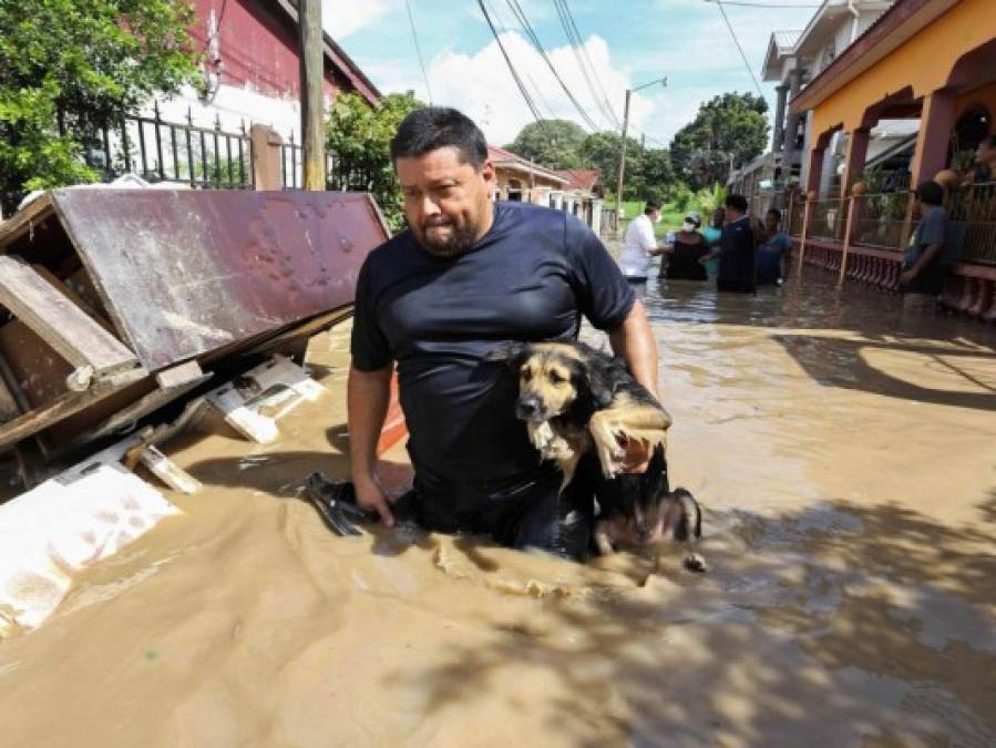 Fotos: Valle de Sula se mantiene bajo el agua tras el devastador Iota