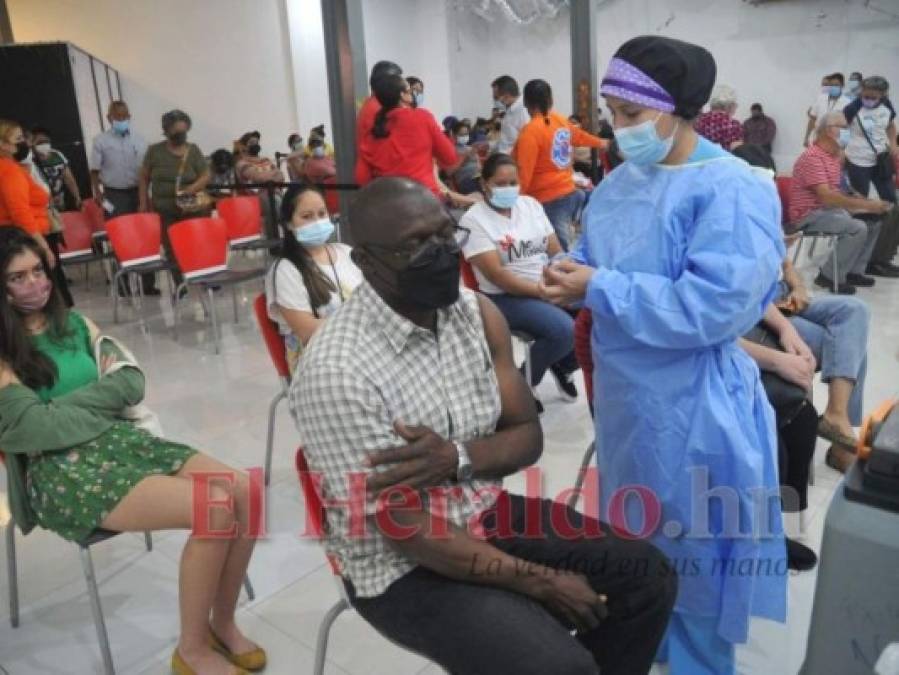 Largas filas en centros de vacunación de la capital este miércoles (Fotos)