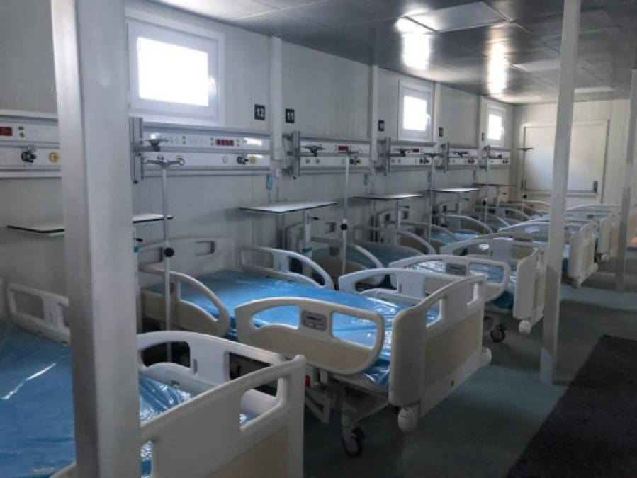 FOTOS: Así avanza la instalación de los urgentes hospitales móviles