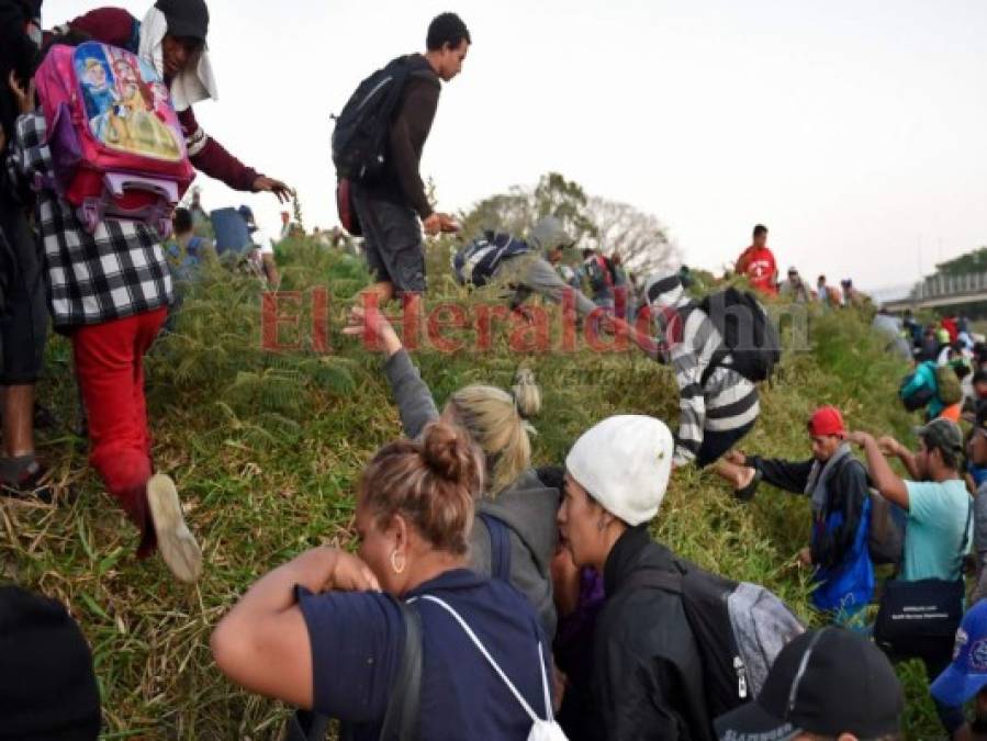 FOTOS: Desesperados, migrantes cruzan otra vez río Suchiate y llegan a México