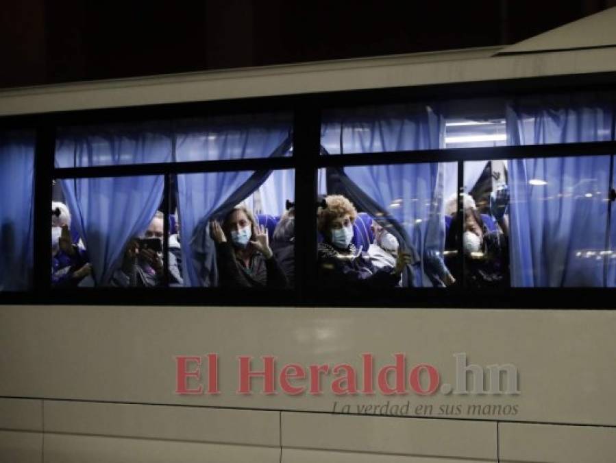 FOTOS: Así fue la evacuación de los estadounidenses confinados en crucero por coronavirus