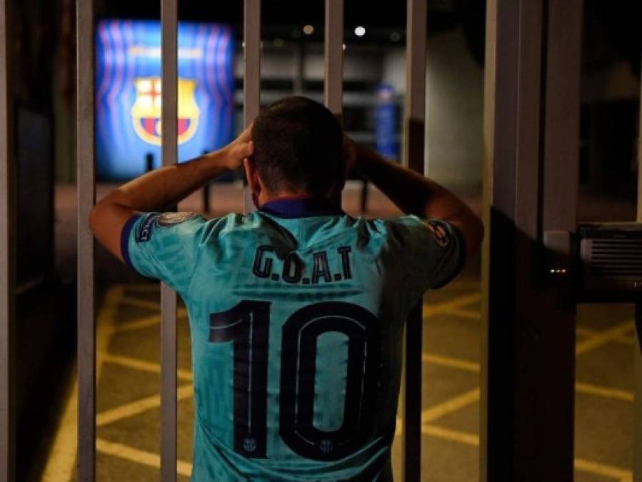 FOTOS: Aficionados del Barcelona devastados y enojados por salida de Messi