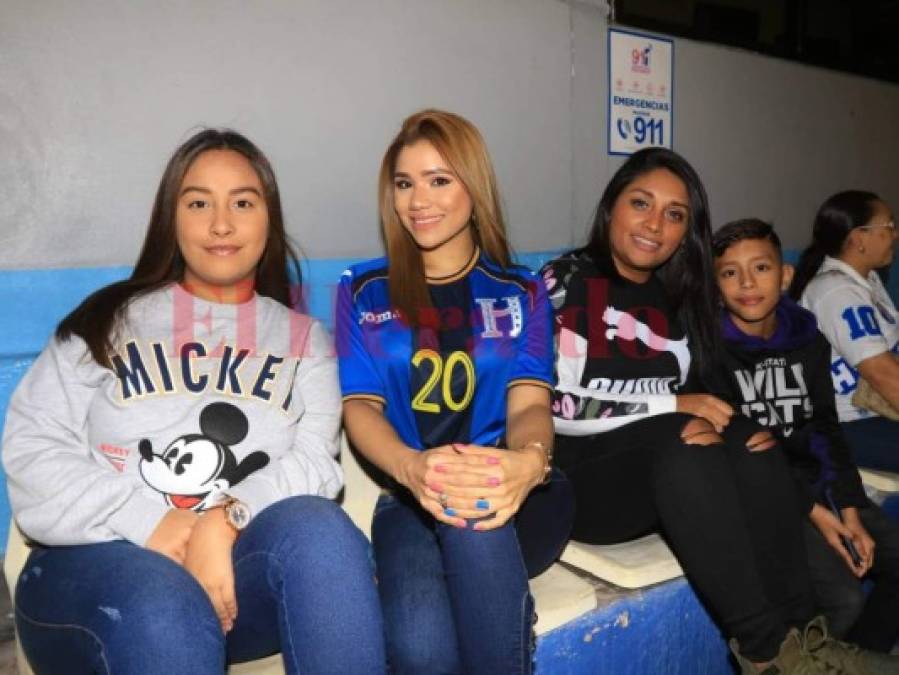 Las bellezas ponen un ambientazo en el Nacional para el Honduras vs Panamá