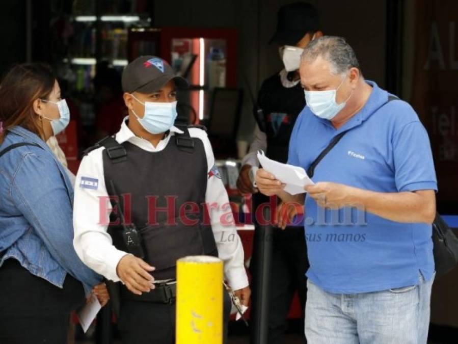 FOTOS: Niños y adultos mayores vuelven a las calles, tras aflojar medidas de circulación