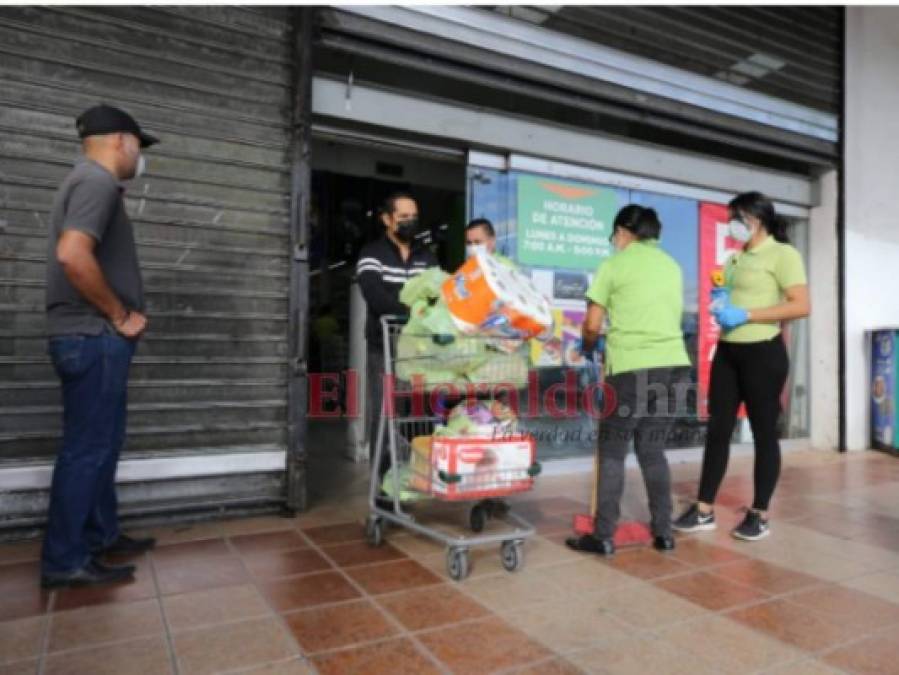 Unos respetando medidas, otros no: Capitalinos se abastecen este jueves