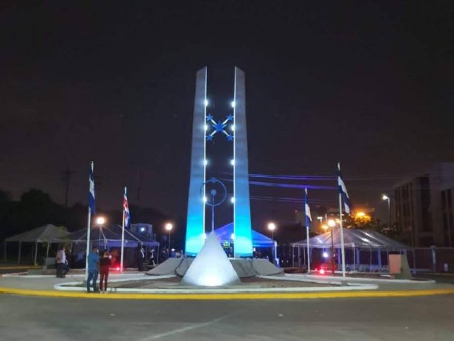 FOTOS: Así fue la inauguración del 'Monumento Obelisco Bicentenario'