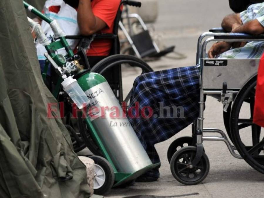 FOTOS: Agobiantes momentos afuera de la carpa de triaje del Hospital Escuela