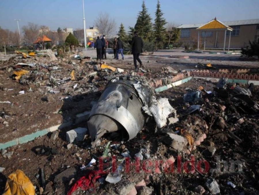 Cuerpos carbonizados y escombros, impactante escena del avión accidentado en Irán