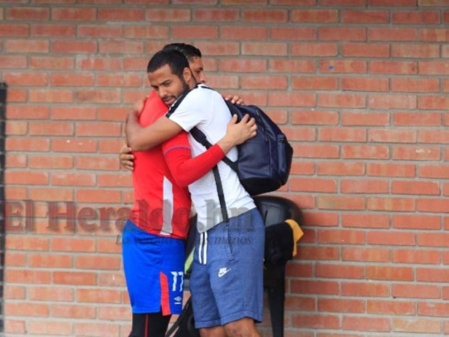 FOTOS: Abrazos y muestras de apoyo para Edrick Menjívar en su regreso a Olimpia