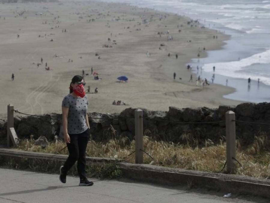 Por altas temperaturas, californianos salen a las playas pese a Covid-19