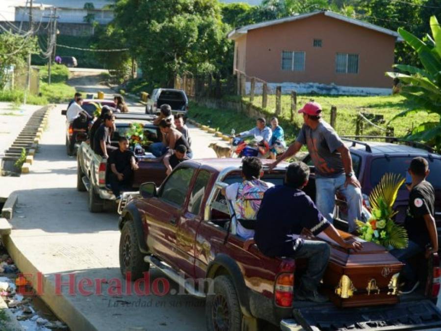Luto y desgarrador llanto en entierro de víctimas de masacre en Puerto Cortés