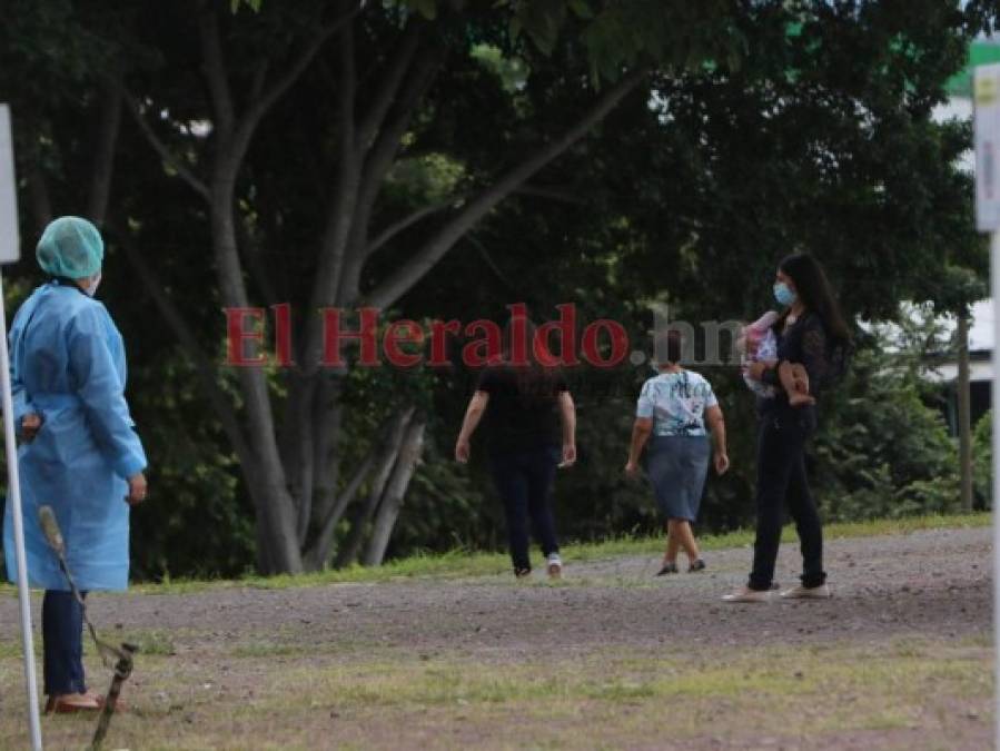 Bajo el Sol, la lluvia y el frío, la dura espera de familiares pacientes en alrededores del Hospital Escuela (FOTOS)