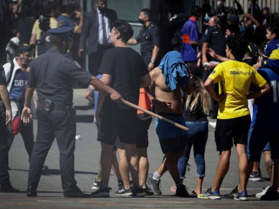 Desesperación de hinchas por decir adiós a Maradona provocó disturbios