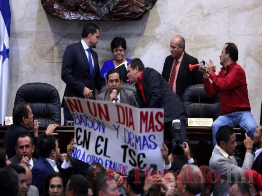 Golpes, quema de la Constitución y botellazos: Así fue el zafarrancho en el Congreso Nacional