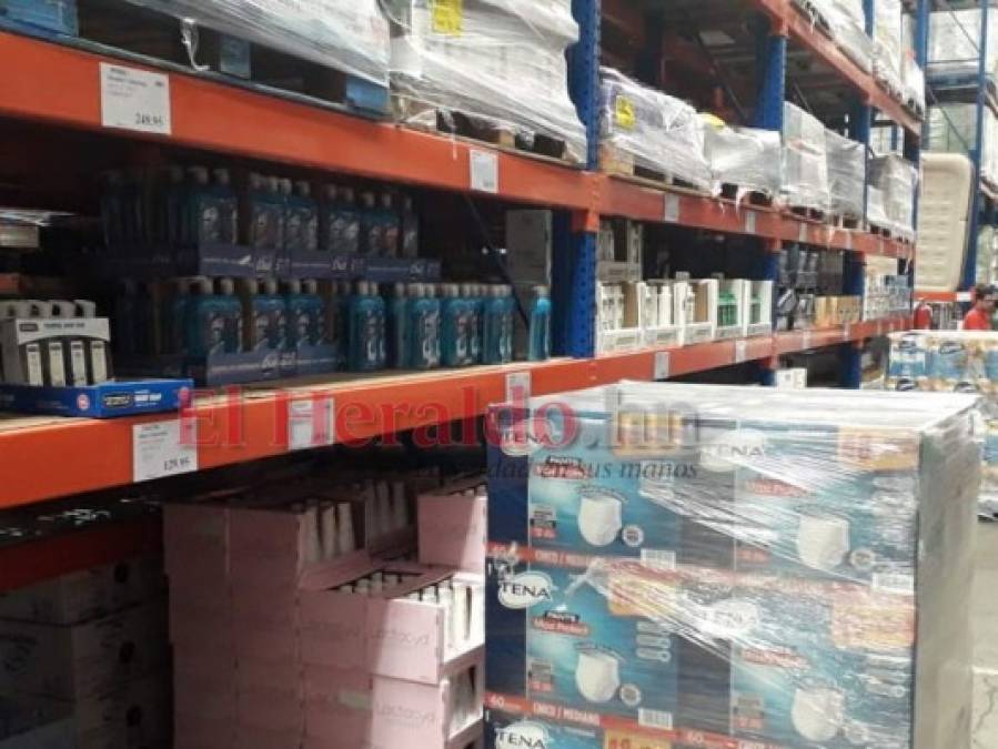 FOTOS: Carretas repletas y enormes filas, así lucen los supermercados de la capital