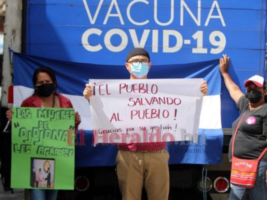 FOTOS: Con pancartas y sonrisas Ojojona recibe vacunas donadas por El Salvador  